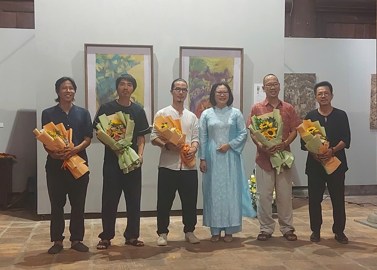 Năm họa sĩ có tranh trưng bày tại Triển lãm. Ảnh: BTC