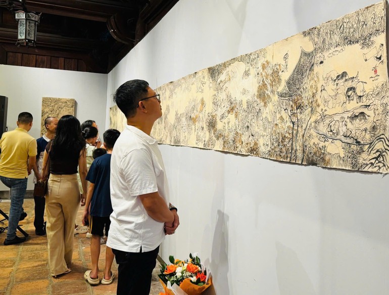 Tác phẩm dài 7,5m của họa sĩ Bùi Hải Nam gây ấn tượng với khách tham quan.