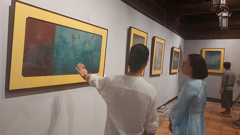 Họa sĩ Trường Thịnh giới thiệu về các tác phẩm của mình.