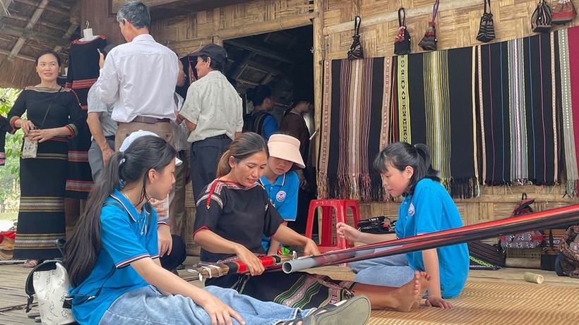 Tìm hiểu nghề dệt của đồng bào Tây Nguyên. Ảnh: Làng VHDL các dân tộc Việt Nam