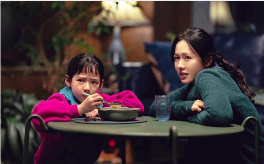 Đây là vai diễn điện ảnh đầu tiên của Son Ye-jin (phải) sau ba năm vắng bóng và lần đầu tiên kể từ khi sinh con. Ảnh: BTC