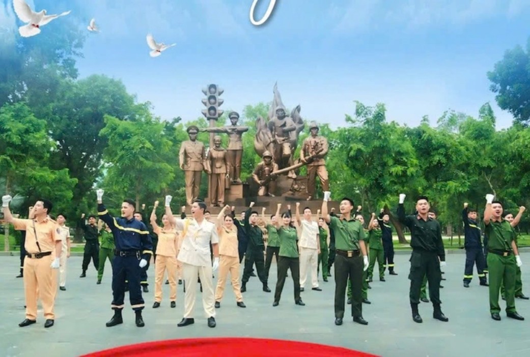 Một cảnh trong MV “Công an Hà Nội trong trái tim tôi”. (Ảnh: BTC)