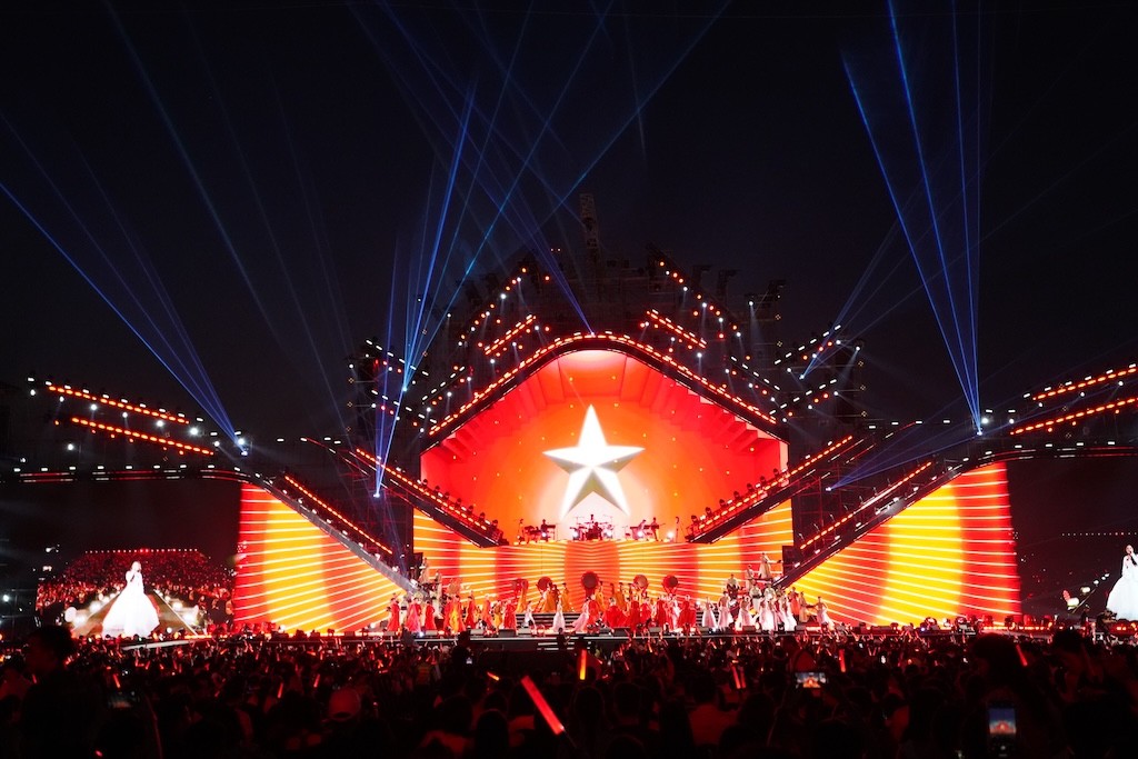 Hà Nội bùng nổ 100.000 khán giả trong hai ngày đại nhạc hội