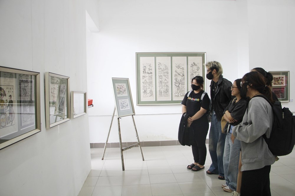 Khách tham quan triển lãm