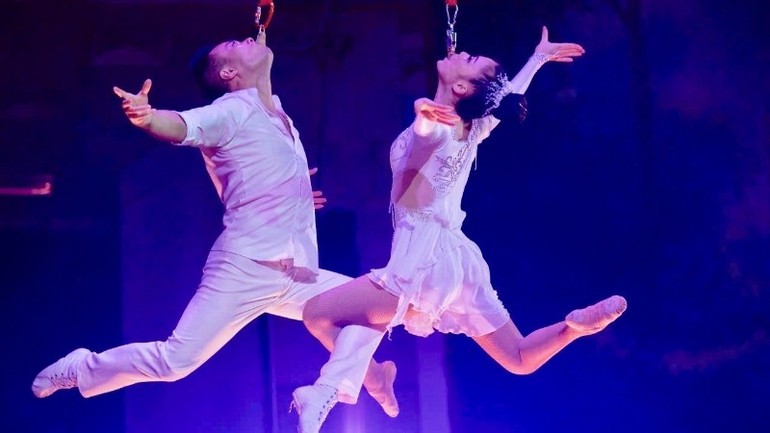 Để có thể tỏa sáng trên sân khấu, nghệ sĩ xiếc phải trải qua quá trình khổ luyện bền bỉ. Ảnh: BTC