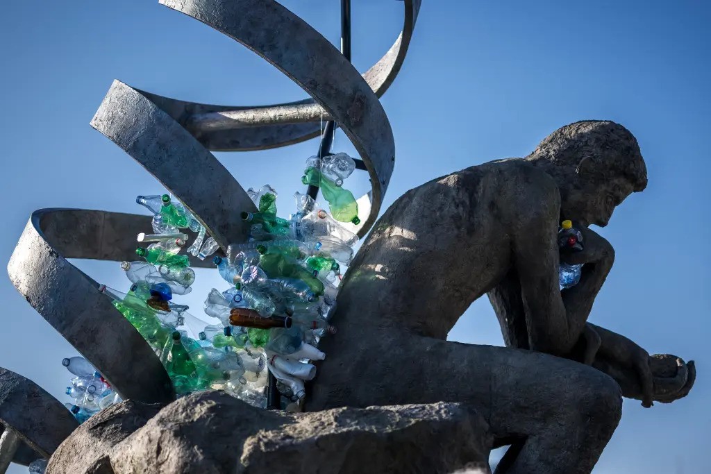 Tượng khổng lồ chìm trong rác và hiệp ước chấm dứt ô nhiễm nhựa của Liên Hợp Quốc