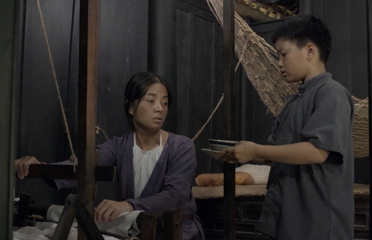 Cảnh phim cậu bé Côn chăm sóc mẹ trong những ngày cuối cùng của bà. Ảnh: BTC