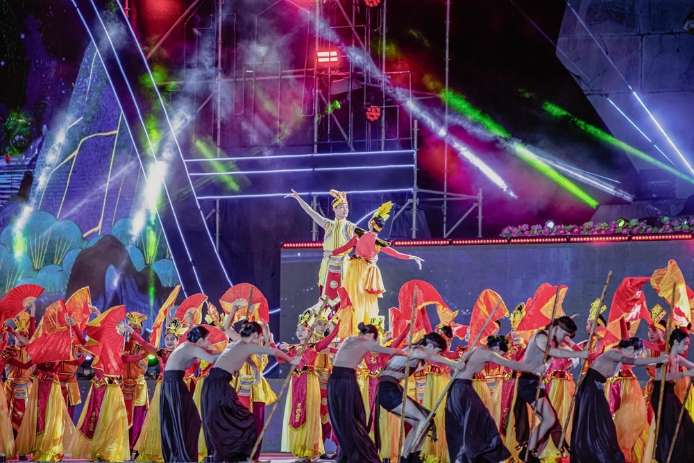 Chương trình nghệ thuật ấn tượng thể hiện nét văn hoá đặc sắc của đất và người tỉnh Quảng Trị. Ảnh: BTC