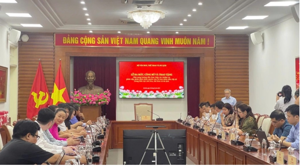 Thứ trưởng Bộ VH-TT-DL Phan Tâm phát biểu tại lễ trao tặng. Ảnh: Báo VH