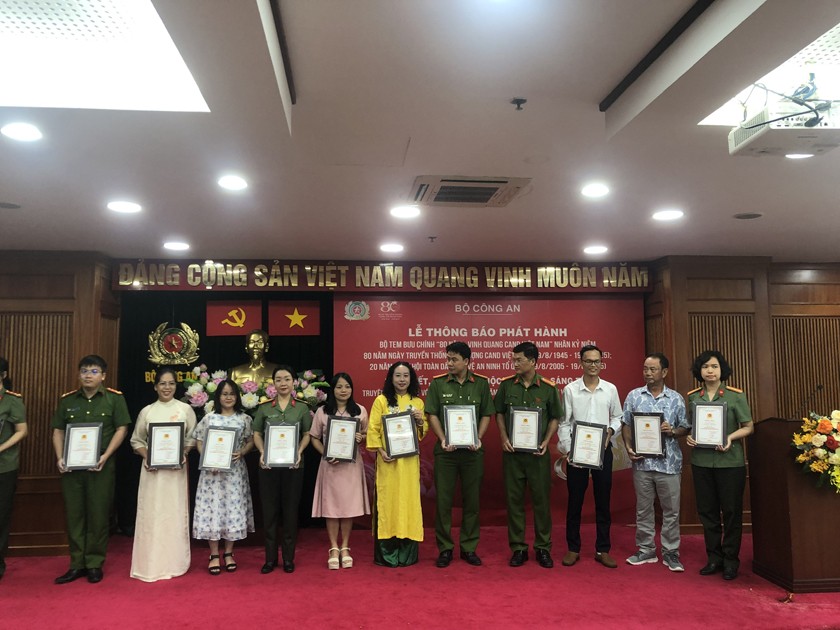 Bộ Công an phát hành bộ tem bưu chính “80 năm - Vinh quang Công an nhân dân Việt Nam”