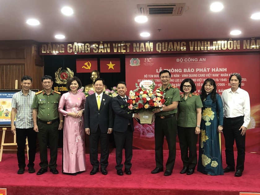 Các đồng chí đại diện lãnh đạo X03 tặng hoa lưu niệm cho các đồng chí lãnh đạo Vụ Bưu chính và Tổng Công ty Bưu điện Việt Nam