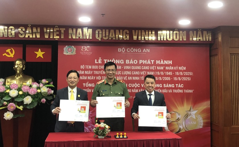 Đại diễn lãnh đạo PX03, lãnh đạo Vụ Bưu chính và Tổng Công ty Bưu điện Việt Nam ký kết văn bản phát hành bộ tem.