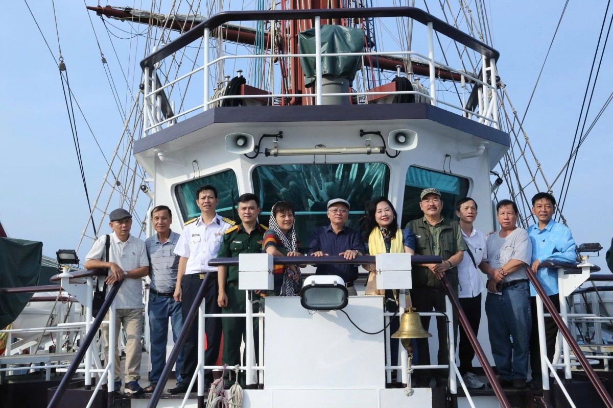 Biển vào trong trang viết những nhà thơ...