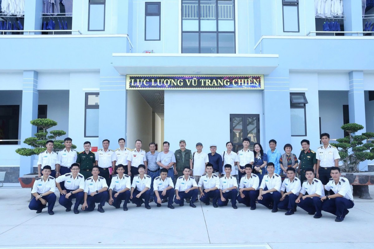 Biển vào trong trang viết những nhà thơ...