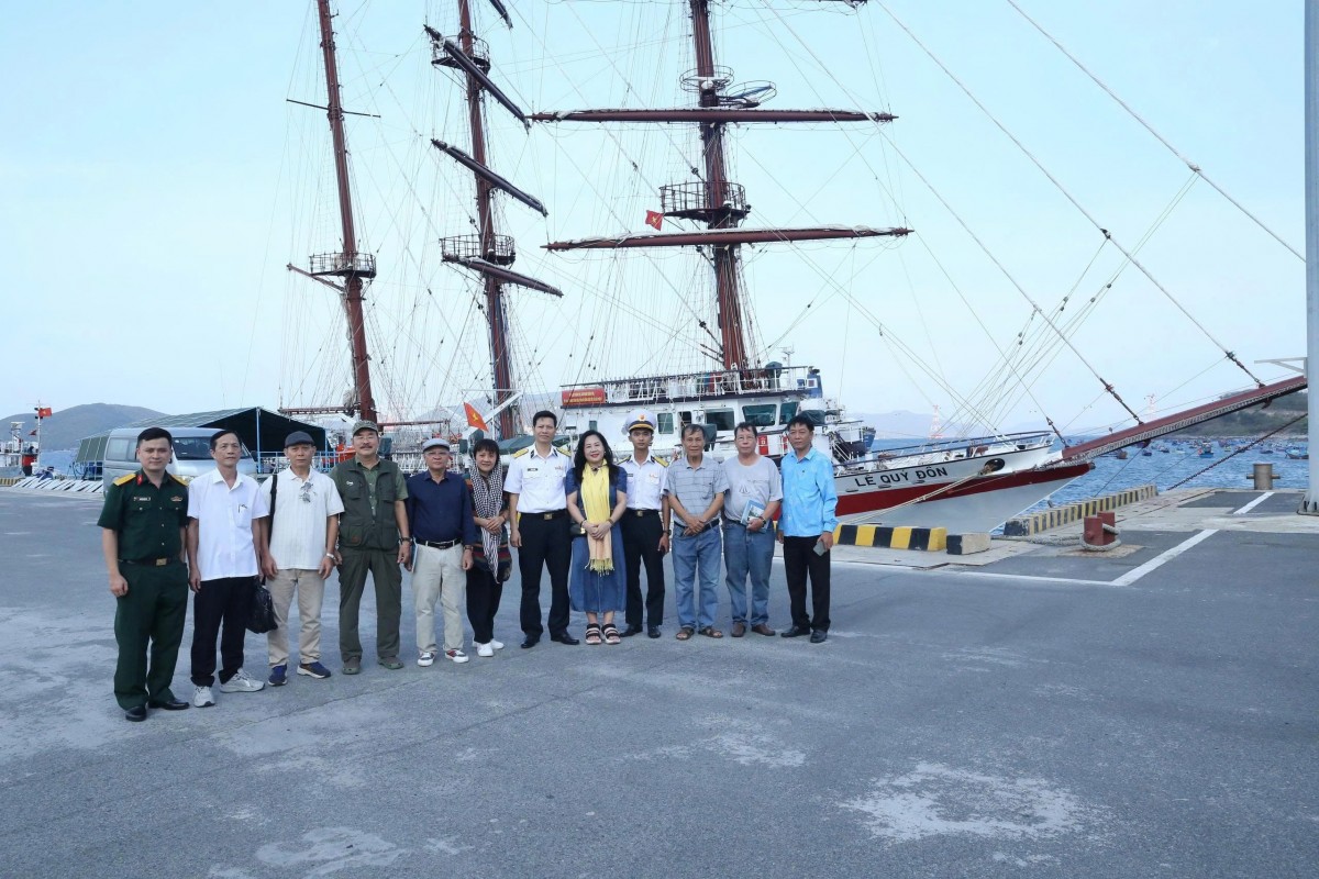 Biển vào trong trang viết những nhà thơ...