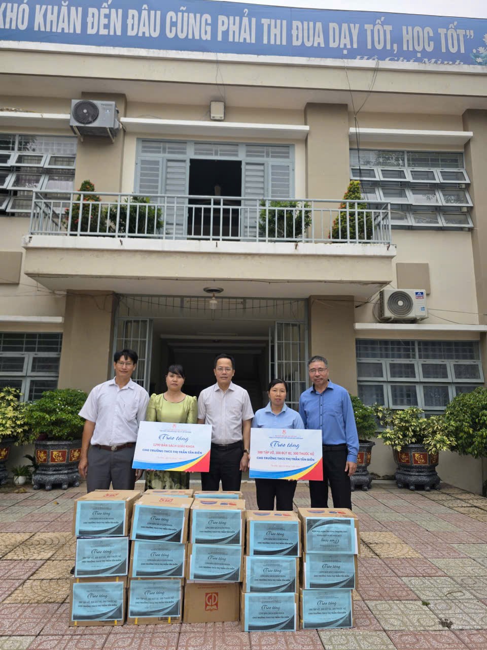 Nhà xuất bản Giáo dục Việt Nam tham gia viếng Nhà bia tưởng niệm liệt sĩ ngành Giáo dục