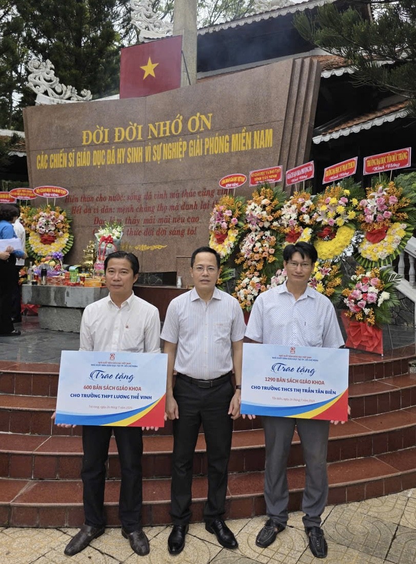 Nhà xuất bản Giáo dục Việt Nam tham gia viếng Nhà bia tưởng niệm liệt sĩ ngành Giáo dục