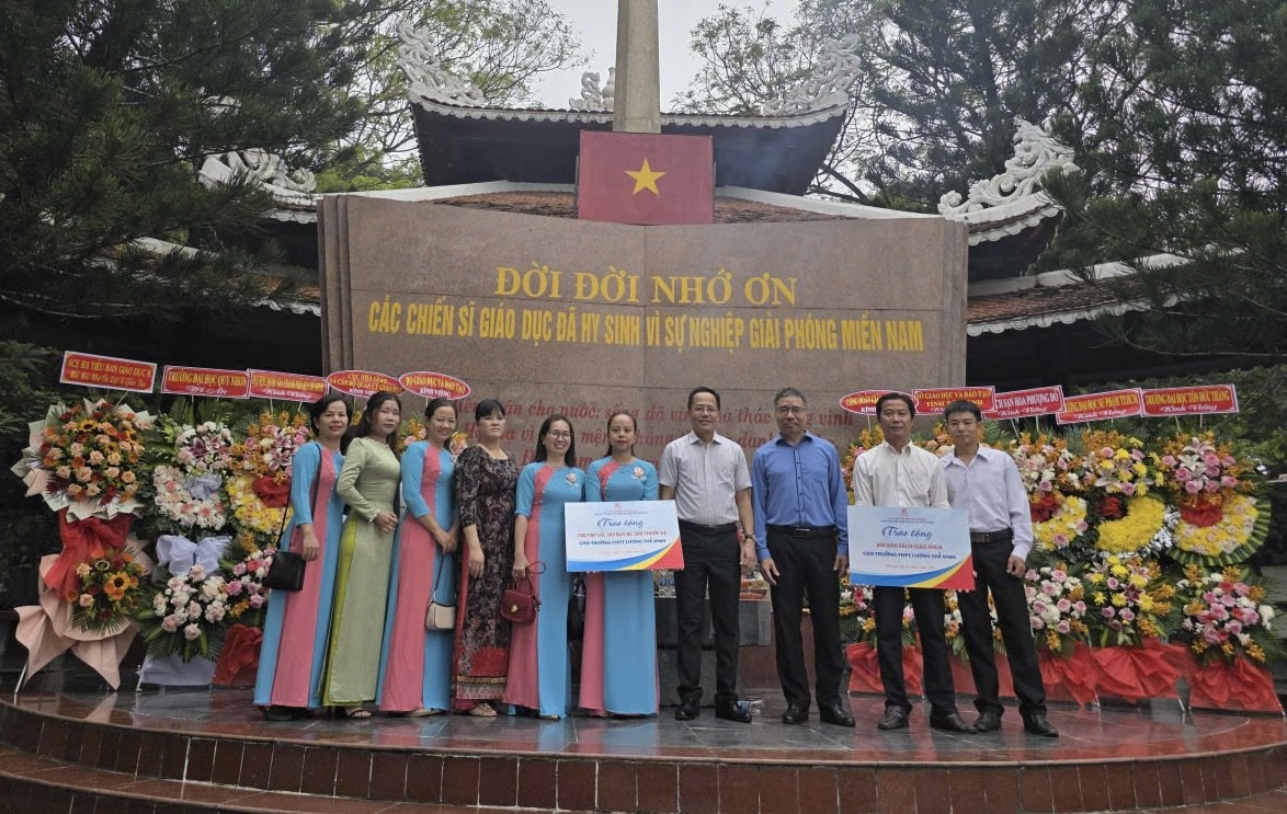 Nhà xuất bản Giáo dục Việt Nam tham gia viếng Nhà bia tưởng niệm liệt sĩ ngành Giáo dục