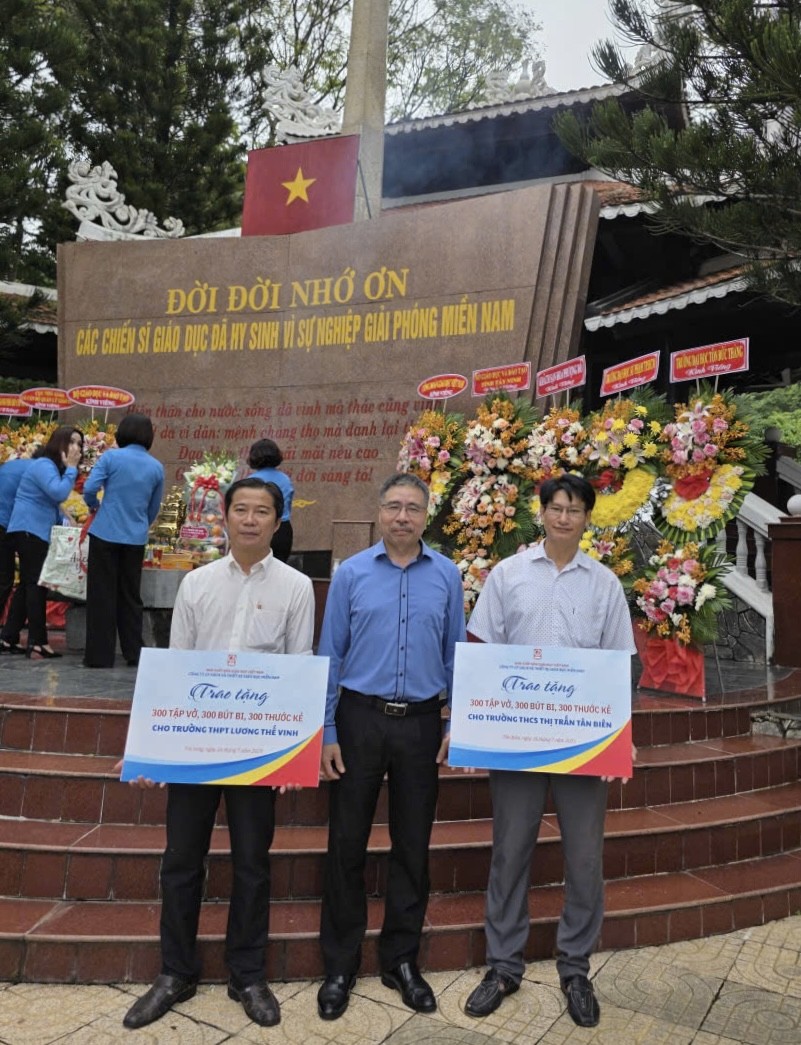 Nhà xuất bản Giáo dục Việt Nam tham gia viếng Nhà bia tưởng niệm liệt sĩ ngành Giáo dục