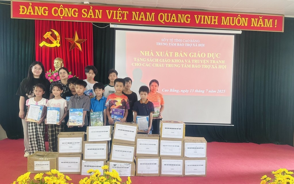 Nhà xuất bản Giáo dục Việt Nam tặng sách giáo khoa và truyện tranh cho Trung tâm Bảo trợ xã hội tỉnh Cao Bằng