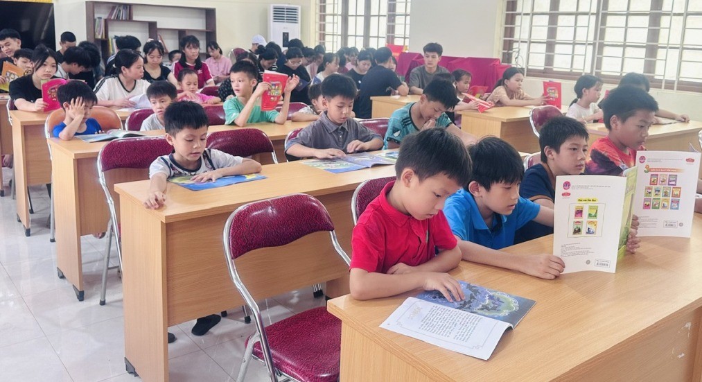 Nhà xuất bản Giáo dục Việt Nam tặng sách giáo khoa và truyện tranh cho Trung tâm Bảo trợ xã hội tỉnh Cao Bằng