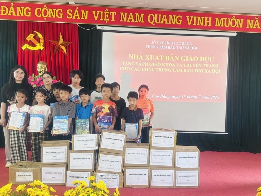 Nhà xuất bản Giáo dục Việt Nam tặng sách giáo khoa và truyện tranh cho Trung tâm Bảo trợ xã hội tỉnh Cao Bằng