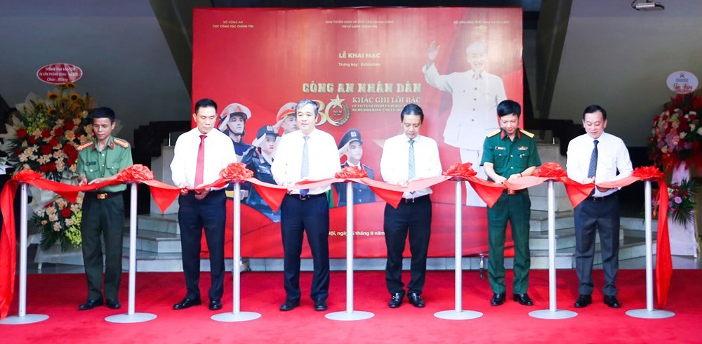 Khai mạc Trưng bày 