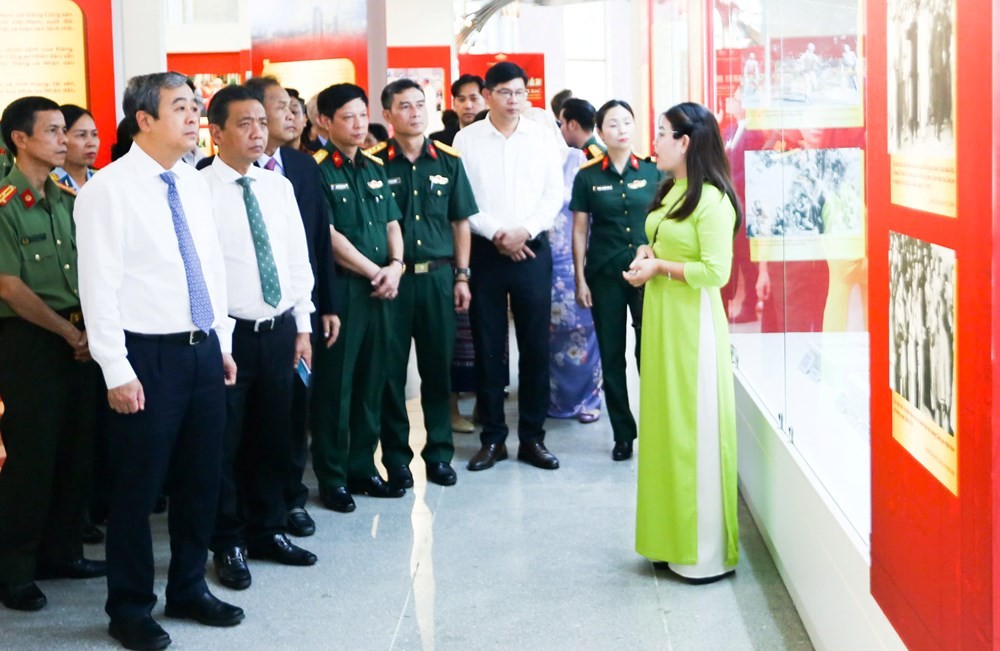 Trưng bày giới thiệu hơn 200 hình ảnh, hiện vật. Ảnh: BTC