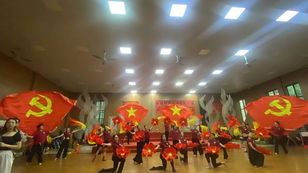 Các nghệ sĩ, diễn viên tập luyện, chuẩn bị cho chương trình. Ảnh: BTC