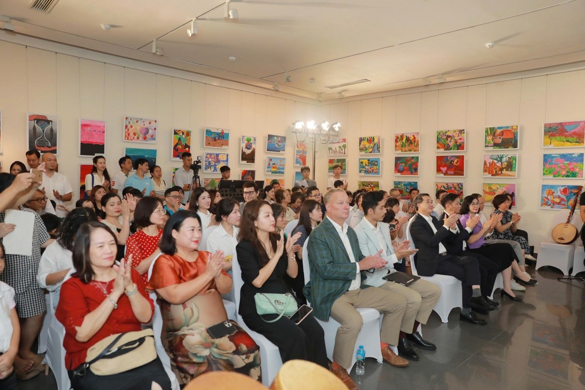 Khai mạc triển lãm "Chúng ta là trẻ em"