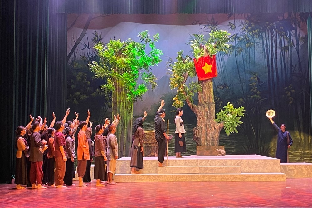 Người nông dân cùng các tầng lớp nhân dân khác tham gia cách mạng. Ảnh: Nhà hát Kịch nói Quân đội