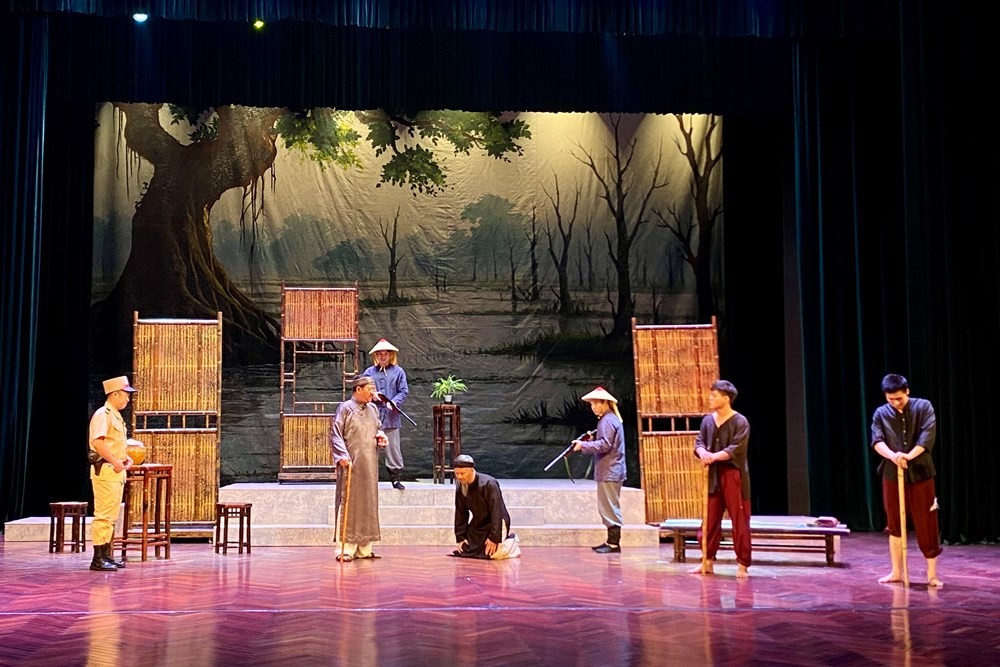 Cảnh diễn đặc sắc trong vở kịch. Ảnh: Nhà hát Kịch nói Quân đội