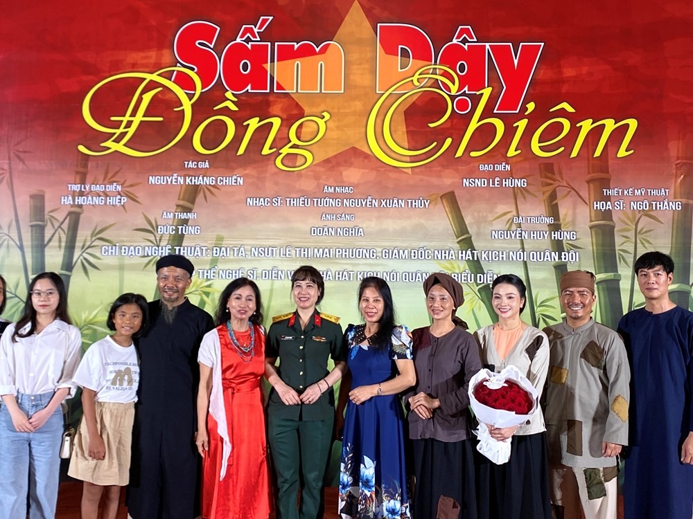 Giám đốc Nhà hát Kịch nói Quân đội, Đại tá, NSƯT Lê Thị Mai Phương cùng dàn nghệ sĩ chụp ảnh lưu niệm cùng khán giả.