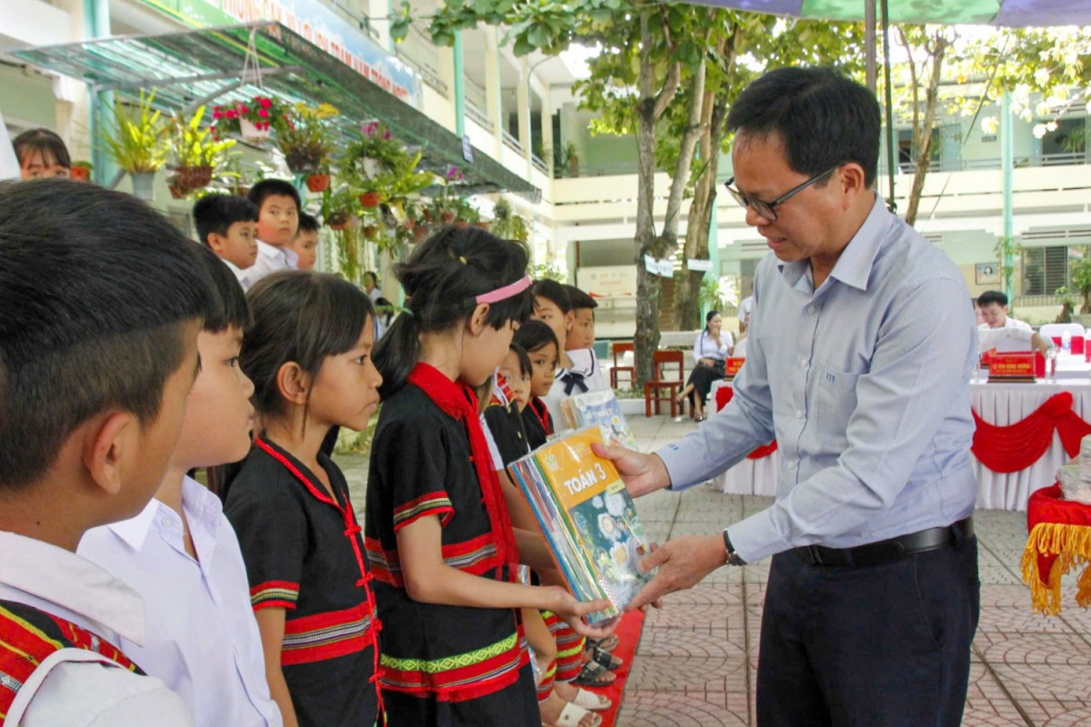 BSR tài trợ 200 triệu đồng xây dựng tủ sách giáo khoa dùng chung tại Đà Nẵng