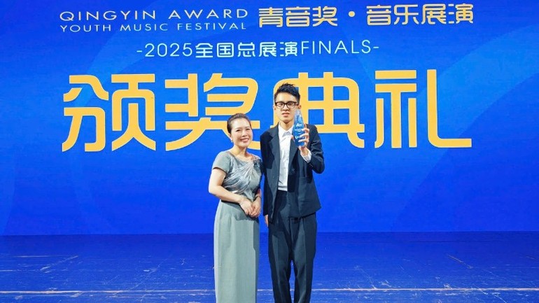 Phạm Tuấn Khôi và bà Nguyễn Lệ Thuyên Hà – Chủ tịch QingYin Award Việt Nam. (Ảnh: NVCC)