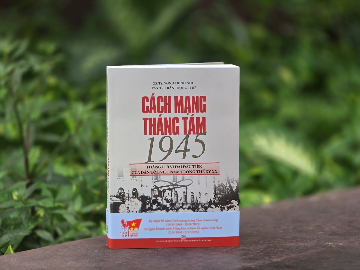 Cuốn sách “Cách mạng tháng Tám 1945: Thắng lợi vĩ đại đầu tiên của dân tộc Việt Nam trong thế kỷ XX”. Ảnh: NXB Tổng hợp TP. Hồ Chí Minh