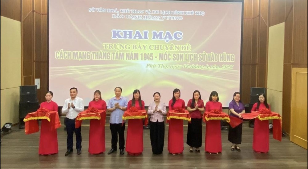 Cắt băng khai mạc trưng bày chuyên đề “Cách mạng Tháng Tám năm 1945 - Mốc son lịch sử hào hùng”. Ảnh: BTC
