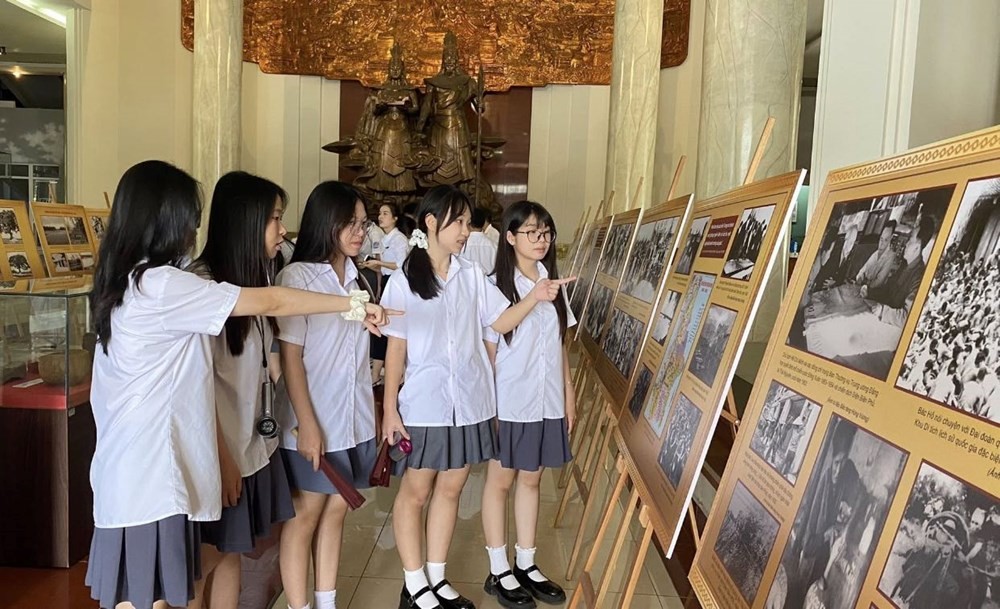 Đông đảo học sinh đến tìm hiểu truyền thống hào hùng của dân tộc thông qua hình ảnh, tài liệu, hiện vật lịch sử. Ảnh: BTC