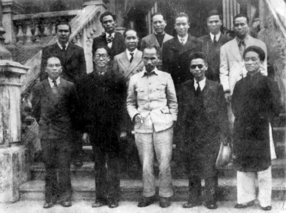 Chủ tịch Hồ Chí Minh và các thành viên Hội đồng Chính phủ Lâm thời nước Việt Nam Dân chủ Cộng hoà ra mắt sau phiên họp đầu tiên, ngày 3/9/1945. Ảnh: TL