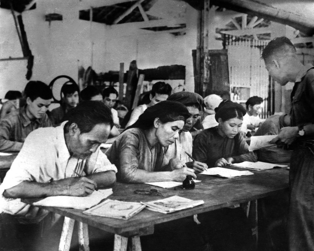 Lớp bổ túc văn hóa cho công nhân trong các xí nghiệp ở Hà Nội sau ngày hòa bình lập lại, năm 1954. Ảnh: TL