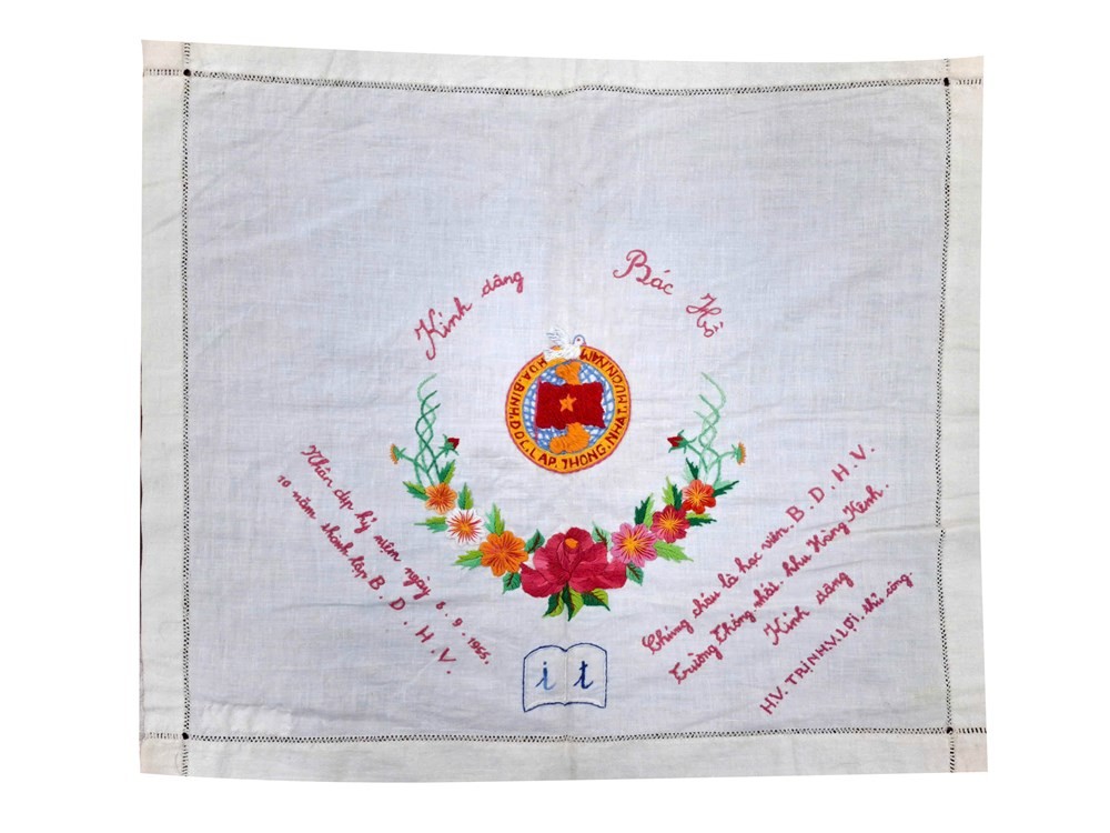 Khăn Các học viên Bình dân học vụ Trường Thống Nhất, khu Hàng Kênh, thành phố Hải Phòng kính tặng Chủ tịch Hồ Chí Minh nhân dịp kỉ niệm 10 năm thành lập ngành Bình dân học vụ, 8/9/1945 – 8/9/1955. Ảnh: BTC