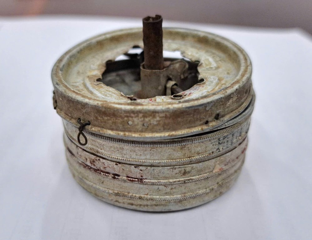 Đèn tự chế. Những năm 1951-1954, học sinh Trường Hàn Thuyên, Bắc Ninh dùng vỏ hộp thuốc và kem đánh răng làm đèn học ban đêm, tránh máy bay địch. Ảnh: BTC