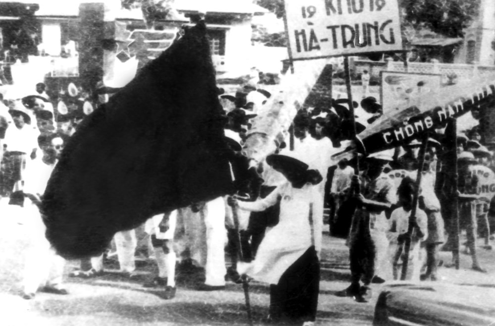 Nhân dân khu Hà Trung, Hà Nội cổ động phong trào diệt giặc dốt, ngày 6/12/1945. Ảnh: TL