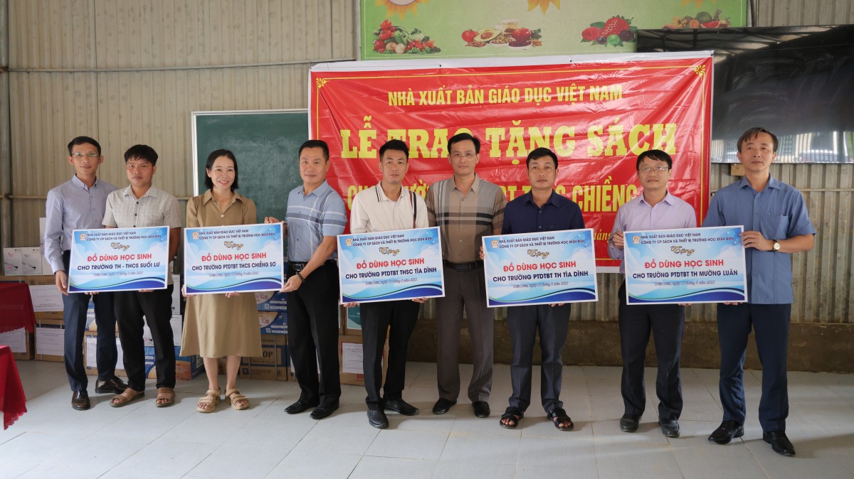 Nhà xuất bản Giáo dục Việt Nam hỗ trợ sách giáo khoa cho học sinh các vùng lũ ở Điện Biên