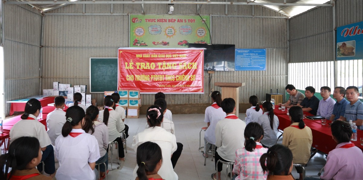 Nhà xuất bản Giáo dục Việt Nam hỗ trợ sách giáo khoa cho học sinh các vùng lũ ở Điện Biên