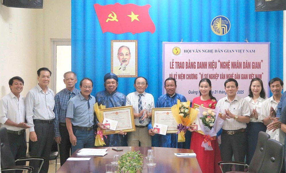 Lễ trao danh hiệu Nghệ nhân dân gian và Kỷ niệm chương Vì sự nghiệp văn nghệ dân gian Việt Nam cho 3 cá nhân. Ảnh: BTC