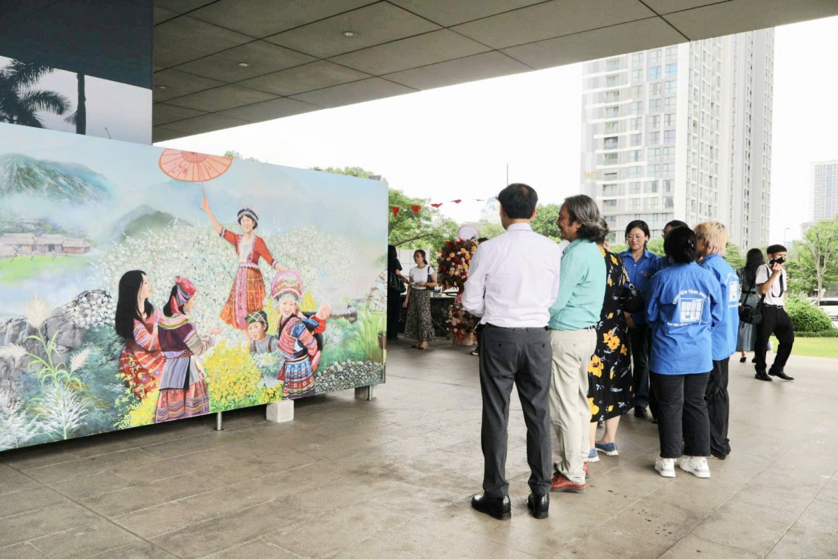 Họa sĩ Ngô Bá Hoàng và 