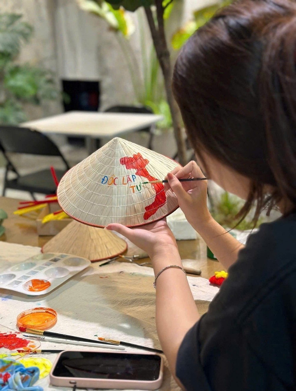 Gen Z thể hiện tình yêu đất nước đầy sáng tạo qua các workshop dịp Quốc Khánh