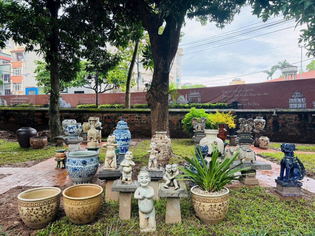 Các sản phấm gốm sứ được trưng bày. Ảnh: BTC