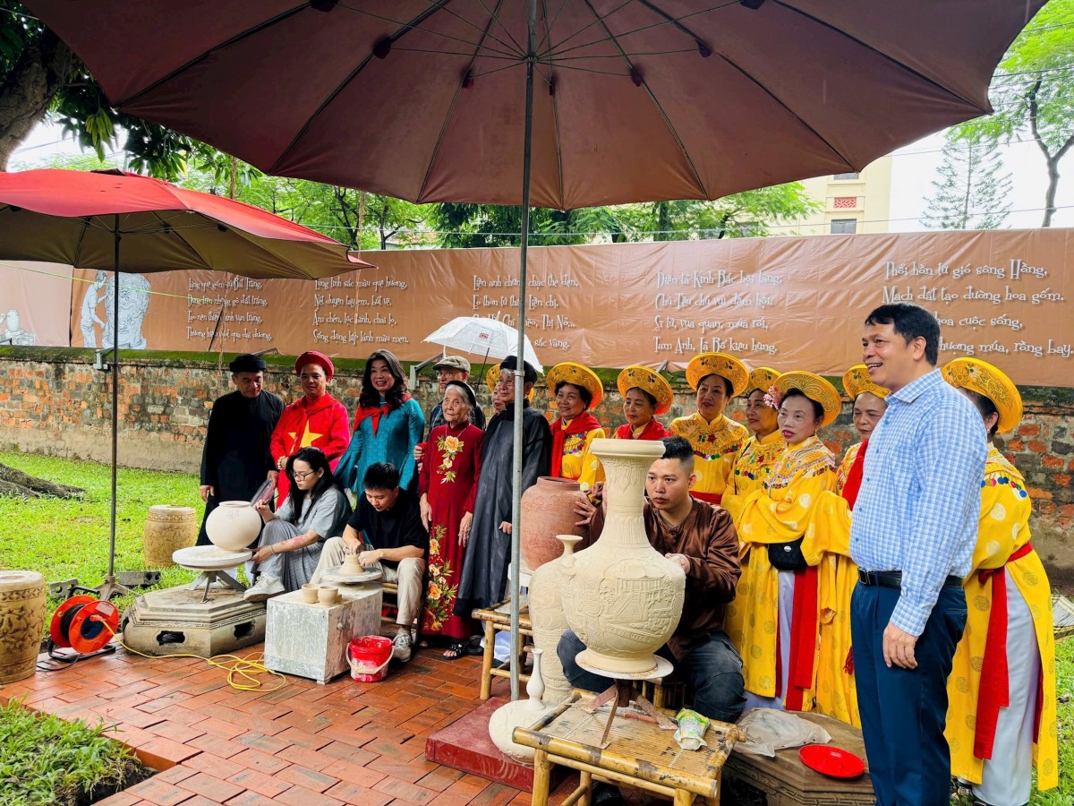 Giám đốc Trung tâm Hoạt động Văn hóa Khoa học Văn Miếu - Quốc Tử Giám Lê Xuân Kiêu phát biểu tại lễ khai mạc trưng bày. Ảnh: BTC